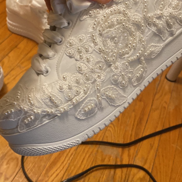 Simple - Classy - Wedding dress - light weight- Size 6 - Dry-cleaned - Picture 8 of 10